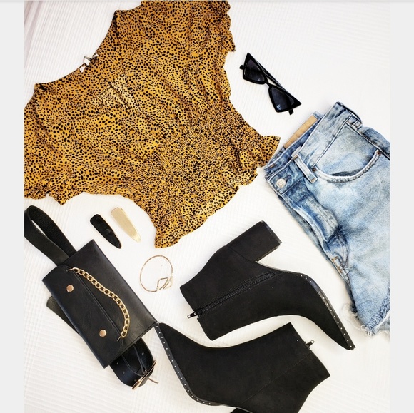 🚨//The Sunny// Yellow Crop top - Picture 2 of 7